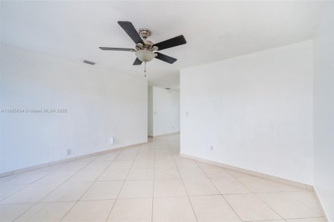 Villa ou maison à vendre à Miami Gardens, Floride: 4 chambres, 94.85 m2 № 1956314 - photo 29