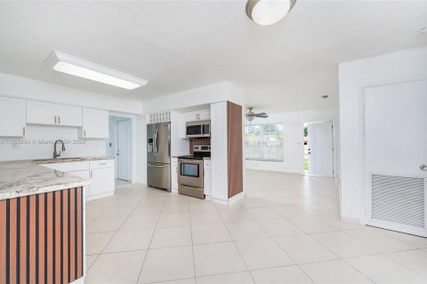Villa ou maison à vendre à Miami Gardens, Floride: 4 chambres, 94.85 m2 № 1956314 - photo 30