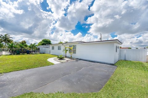 Villa ou maison à vendre à Miami Gardens, Floride: 4 chambres, 94.85 m2 № 1956314 - photo 1