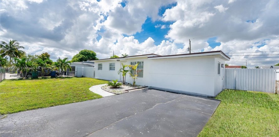 Villa ou maison à Miami Gardens, Floride 4 chambres, 94.85 m2 № 1956314