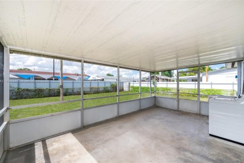 Villa ou maison à vendre à Miami Gardens, Floride: 4 chambres, 94.85 m2 № 1956314 - photo 8