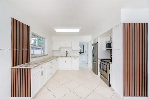 Villa ou maison à vendre à Miami Gardens, Floride: 4 chambres, 94.85 m2 № 1956314 - photo 19