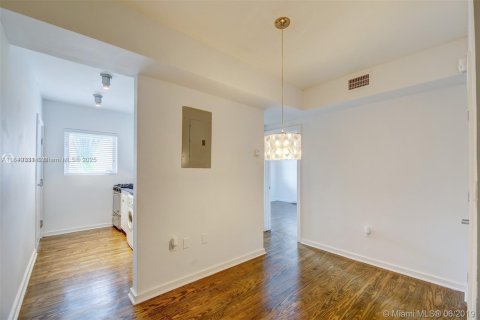Condo in Miami Beach, Florida, 1 bedroom  № 1850880 - photo 13
