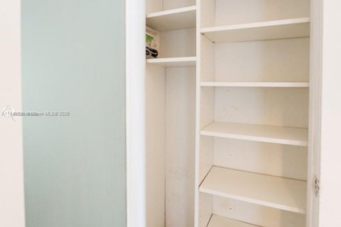 Condo in Miami Beach, Florida, 1 bedroom  № 1850880 - photo 23