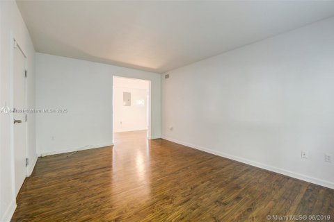Condo in Miami Beach, Florida, 1 bedroom  № 1850880 - photo 10