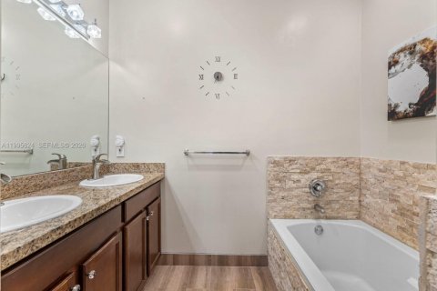 Купить таунхаус в Мирамар, Флорида 2 спальни, 163.51м2, № 2063975 - фото 19