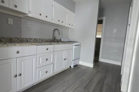 Снять в аренду виллу или дом в Майами-Спрингс, Флорида 10 спален, 574.97м2, № 2044884 - фото 4