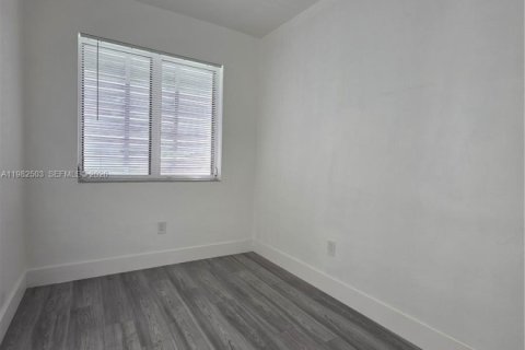 Снять в аренду виллу или дом в Майами-Спрингс, Флорида 10 спален, 574.97м2, № 2044884 - фото 10