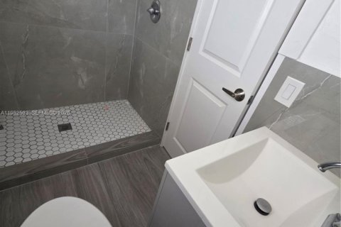 Снять в аренду виллу или дом в Майами-Спрингс, Флорида 10 спален, 574.97м2, № 2044884 - фото 13