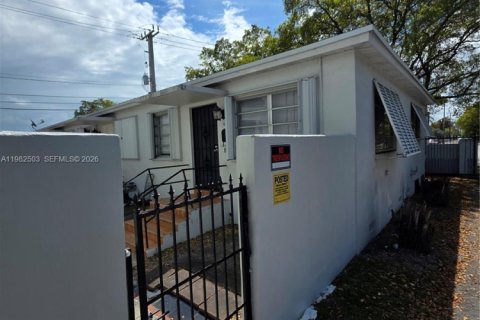 Снять в аренду виллу или дом в Майами-Спрингс, Флорида 10 спален, 574.97м2, № 2044884 - фото 3