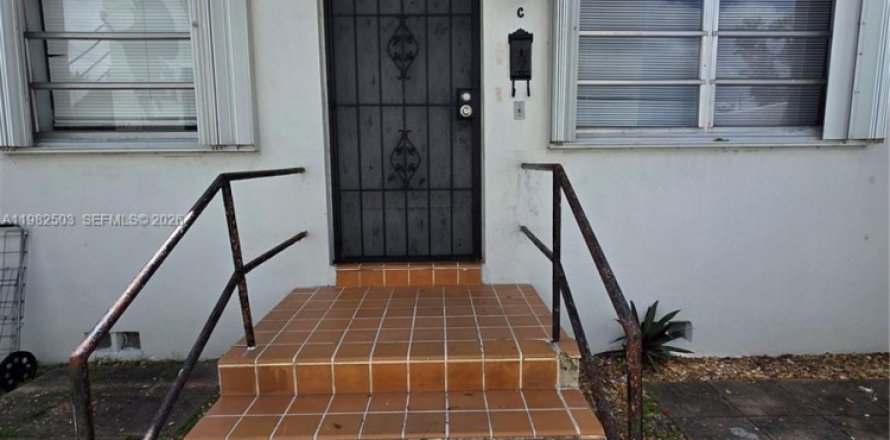 Дом в Майами-Спрингс, Флорида 10 спален, 574.97м2 № 2044884