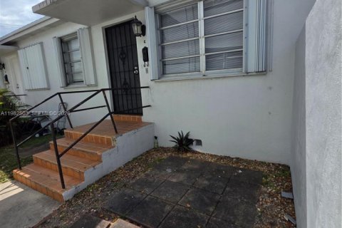 Снять в аренду виллу или дом в Майами-Спрингс, Флорида 10 спален, 574.97м2, № 2044884 - фото 2