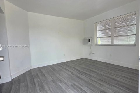 Снять в аренду виллу или дом в Майами-Спрингс, Флорида 10 спален, 574.97м2, № 2044884 - фото 8