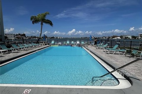 Condo in Saint Pete Beach, Florida, 2 bedrooms № 2208641 - photo 20