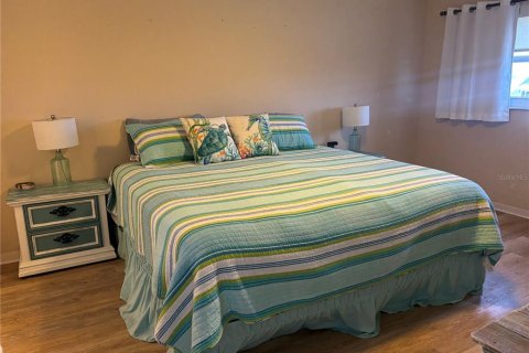 Condo in Saint Pete Beach, Florida, 2 bedrooms № 2208641 - photo 7