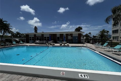Condo in Saint Pete Beach, Florida, 2 bedrooms № 2208641 - photo 26