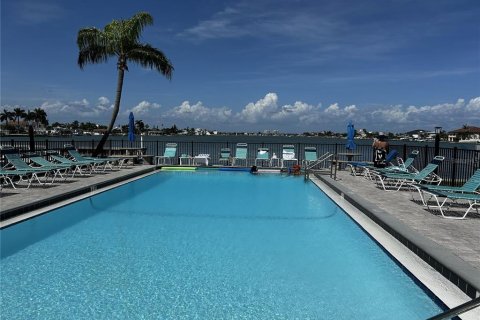 Condo in Saint Pete Beach, Florida, 2 bedrooms № 2208641 - photo 19