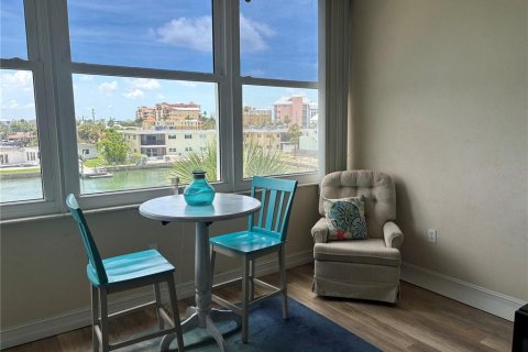 Condo in Saint Pete Beach, Florida, 2 bedrooms № 2208641 - photo 13