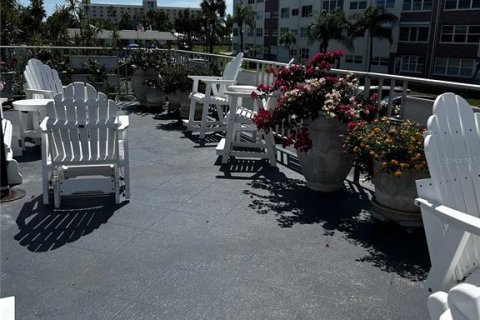 Condo in Saint Pete Beach, Florida, 2 bedrooms № 2208641 - photo 18