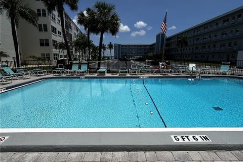Condo in Saint Pete Beach, Florida, 2 bedrooms № 2208641 - photo 25