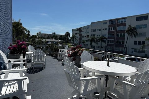 Condo in Saint Pete Beach, Florida, 2 bedrooms № 2208641 - photo 2