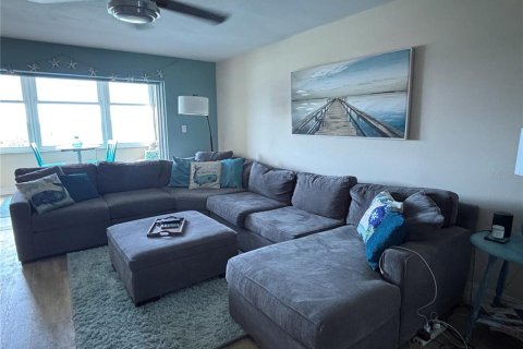 Condo in Saint Pete Beach, Florida, 2 bedrooms № 2208641 - photo 10