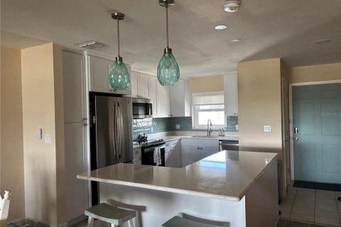 Condo in Saint Pete Beach, Florida, 2 bedrooms № 2208641 - photo 12