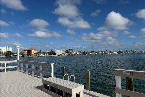 Condo in Saint Pete Beach, Florida, 2 bedrooms № 2208641 - photo 4