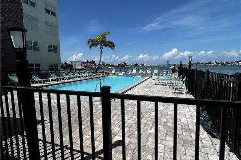 Condo in Saint Pete Beach, Florida, 2 bedrooms № 2208641 - photo 21