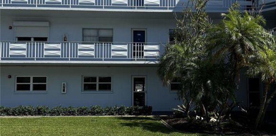 Condo in Saint Pete Beach, Florida, 2 bedrooms № 2208641