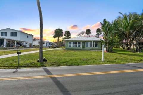 House in Fort Pierce, Florida 3 bedrooms, 187.38 sq.m. № 972870 - photo 1