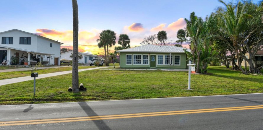 House in Fort Pierce, Florida 3 bedrooms, 187.38 sq.m. № 972870