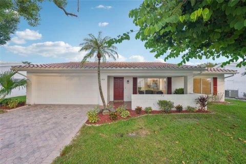 House in Pinellas Park, Florida 3 bedrooms, 164.99 sq.m. № 1902907 - photo 1