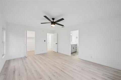 House in Pinellas Park, Florida 3 bedrooms, 164.99 sq.m. № 1902907 - photo 13