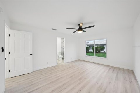 House in Pinellas Park, Florida 3 bedrooms, 164.99 sq.m. № 1902907 - photo 15