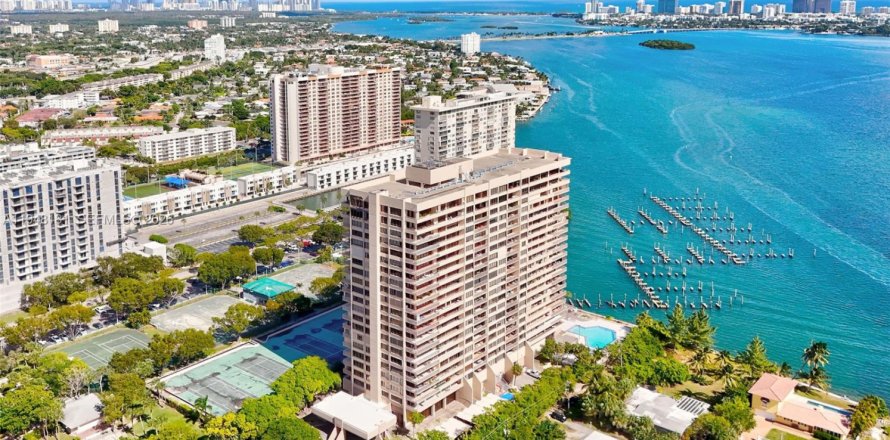 Condo in Miami, Florida, 4 bedrooms  № 2004471
