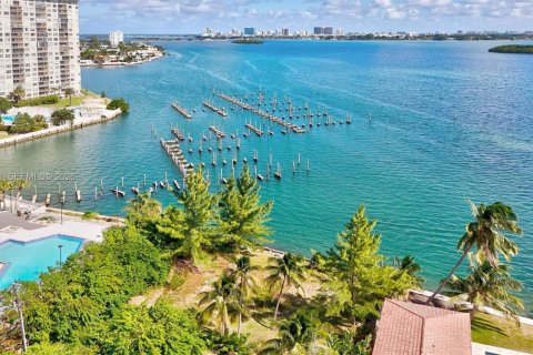 Condo in Miami, Florida, 4 bedrooms  № 2004471 - photo 2