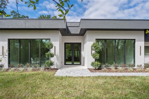 House in Winter Springs, Florida 6 bedrooms, 569.68 sq.m. № 2117587 - photo 3