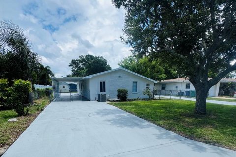 House in Seminole, Florida 3 bedrooms, 147.16 sq.m. № 1851874 - photo 1
