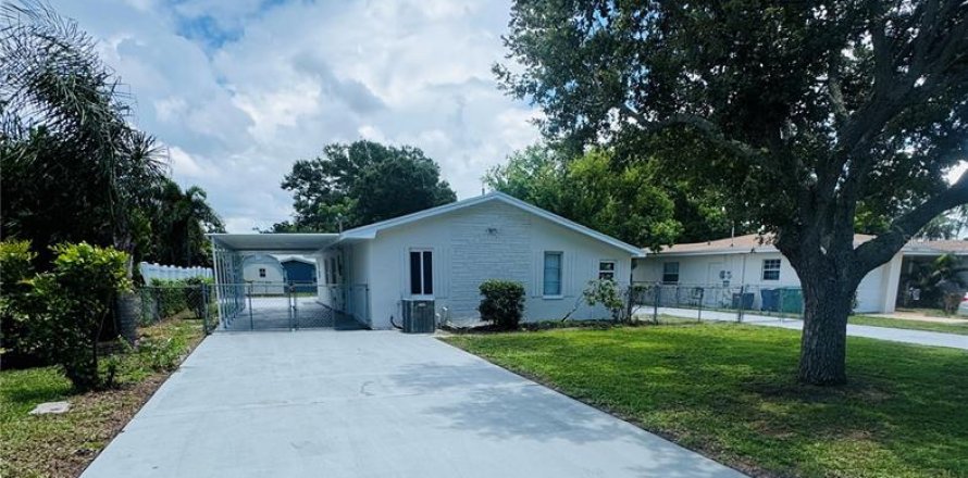 House in Seminole, Florida 3 bedrooms, 147.16 sq.m. № 1851874