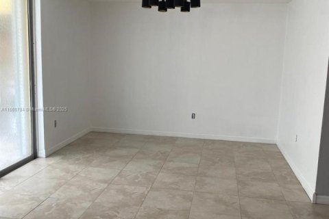 Townhouse in Hialeah, Florida 3 bedrooms, 141.95 sq.m. № 1475406 - photo 17