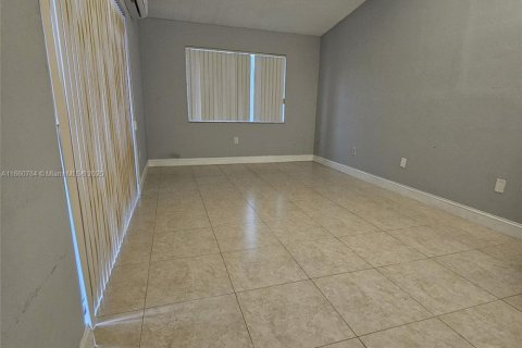 Townhouse in Hialeah, Florida 3 bedrooms, 141.95 sq.m. № 1475406 - photo 4