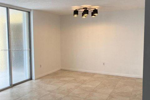 Townhouse in Hialeah, Florida 3 bedrooms, 141.95 sq.m. № 1475406 - photo 15