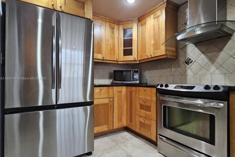 Townhouse in Hialeah, Florida 3 bedrooms, 141.95 sq.m. № 1475406 - photo 11