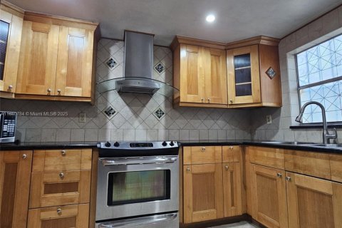 Townhouse in Hialeah, Florida 3 bedrooms, 141.95 sq.m. № 1475406 - photo 10