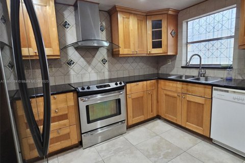 Townhouse in Hialeah, Florida 3 bedrooms, 141.95 sq.m. № 1475406 - photo 12