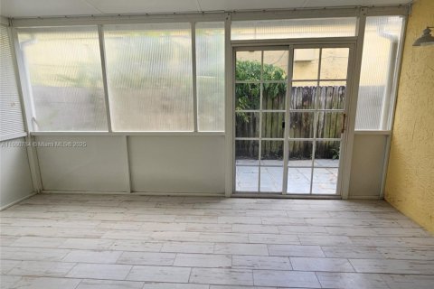 Townhouse in Hialeah, Florida 3 bedrooms, 141.95 sq.m. № 1475406 - photo 18
