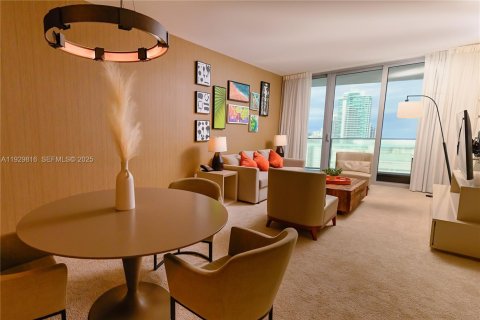 Condominio en venta en Hollywood, Florida, 1 dormitorio, 78.97 m2 № 2034162 - foto 3