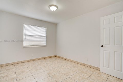 Снять в аренду виллу или дом в Уэст-Палм-Бич, Флорида 2 спальни, 248.7м2, № 2050643 - фото 16