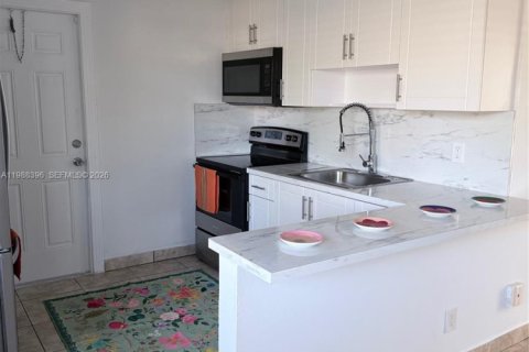 Снять в аренду виллу или дом в Уэст-Палм-Бич, Флорида 2 спальни, 248.7м2, № 2050643 - фото 2